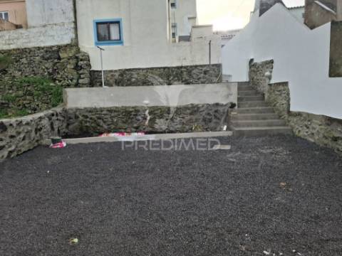 Moradia totalmente recuperada, pronta a estrear, localizada na tranquila freguesia da ribeirinha