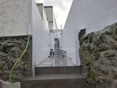 Moradia totalmente recuperada, pronta a estrear, localizada na tranquila freguesia da ribeirinha