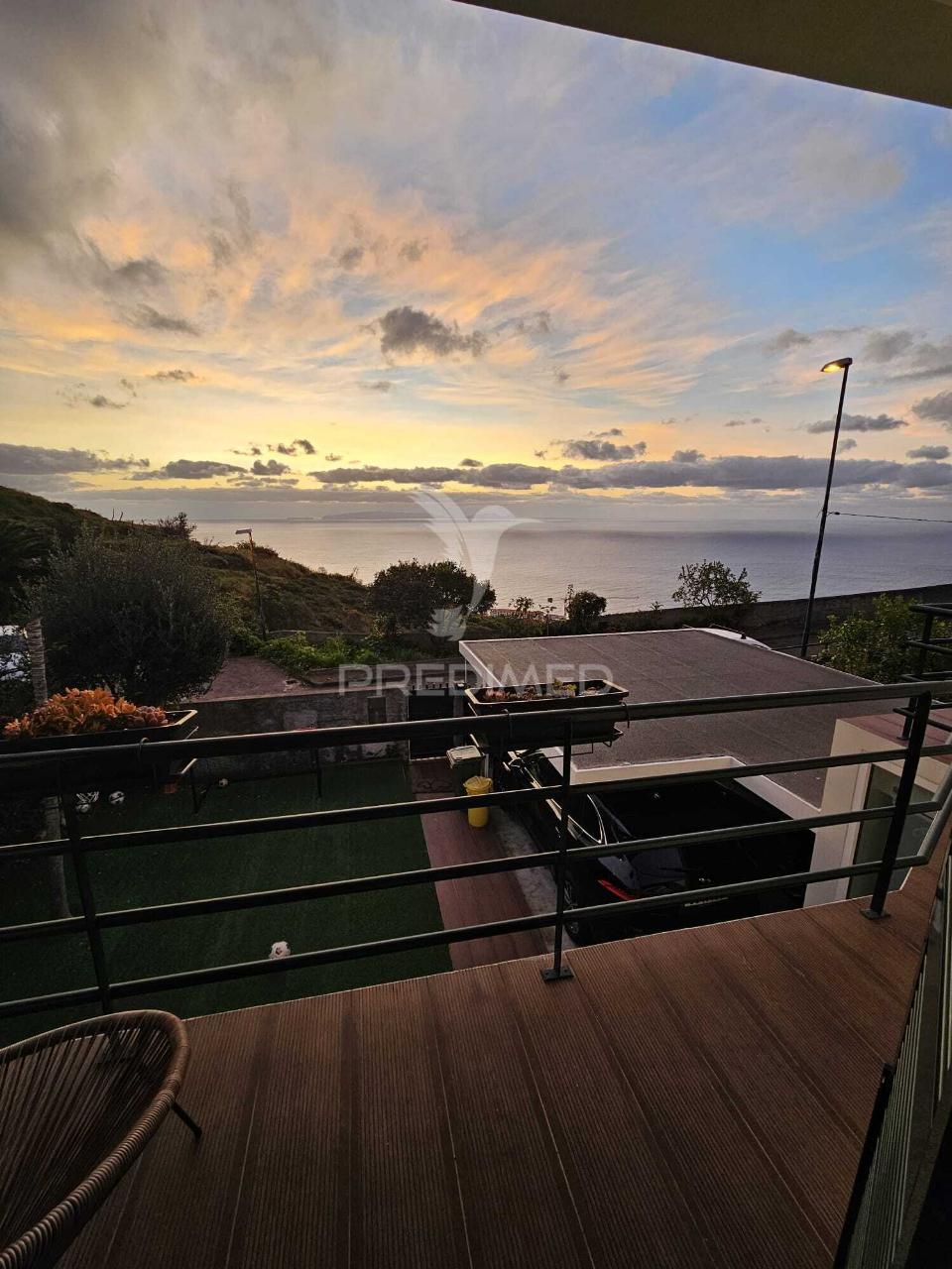 Moradia de luxo no caniço-madeira.