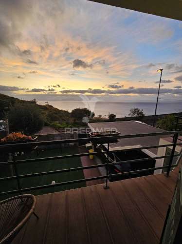 Moradia de luxo no caniço-madeira.