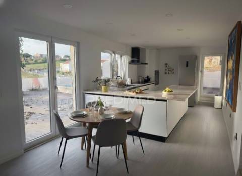 Moradia t3 remodelada em são tiago dos velhos