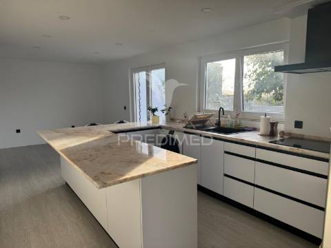 Moradia t3 remodelada em são tiago dos velhos