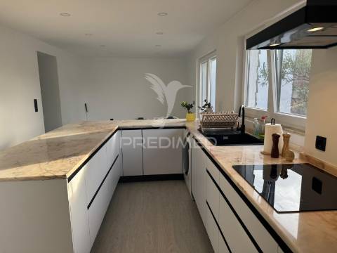 Moradia t3 remodelada em são tiago dos velhos