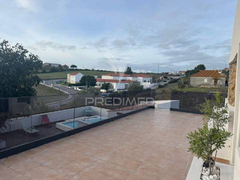 Moradia t3 remodelada em são tiago dos velhos