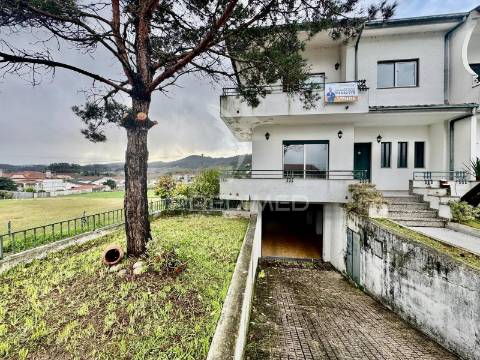 Moradia t3+1 de gaveto - são martinho sande  guimarães