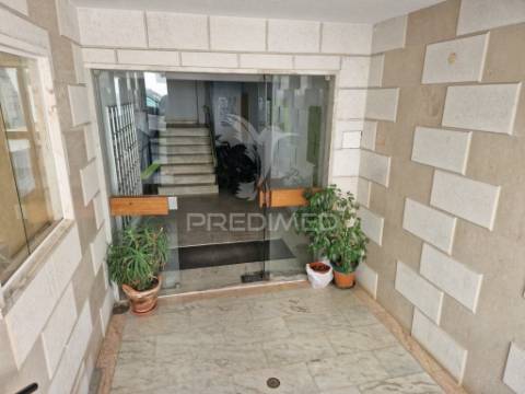 Apartamento duplex t4  totalmente remodelado com garagem para 3 viaturas na costa da caparica