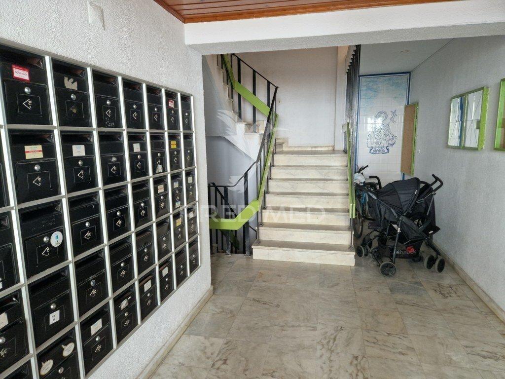 Apartamento duplex t4  totalmente remodelado com garagem para 3 viaturas na costa da caparica
