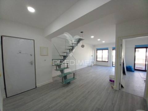 Apartamento duplex t4  totalmente remodelado com garagem para 3 viaturas na costa da caparica