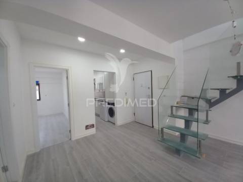 Apartamento duplex t4  totalmente remodelado com garagem para 3 viaturas na costa da caparica