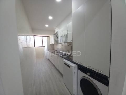 Apartamento duplex t4  totalmente remodelado com garagem para 3 viaturas na costa da caparica