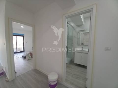 Apartamento duplex t4  totalmente remodelado com garagem para 3 viaturas na costa da caparica