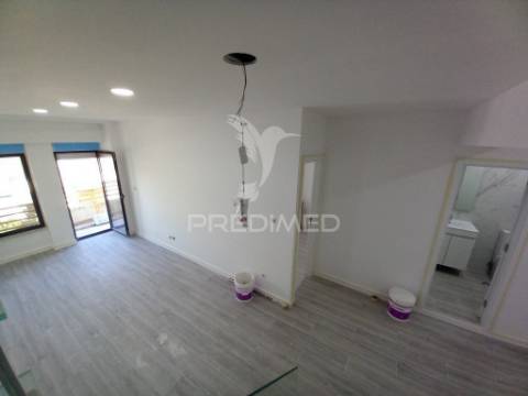 Apartamento duplex t4  totalmente remodelado com garagem para 3 viaturas na costa da caparica
