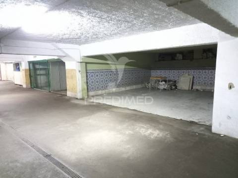 Apartamento duplex t4  totalmente remodelado com garagem para 3 viaturas na costa da caparica