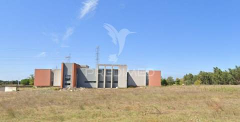 Terreno com edifício em porto alto – benavente