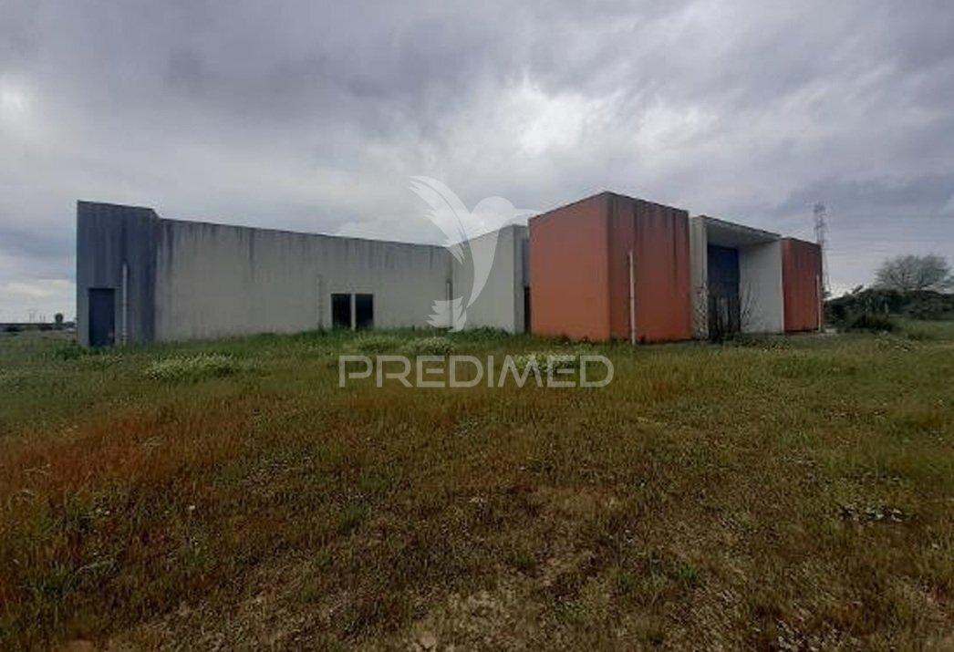 Terreno com edifício em porto alto – benavente