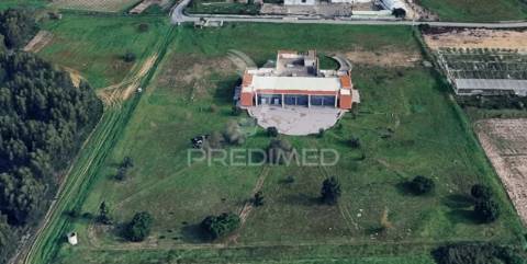 Terreno com edifício em porto alto – benavente