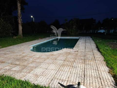 Moradia v3+2 c/ piscina e grande espaço exterior
