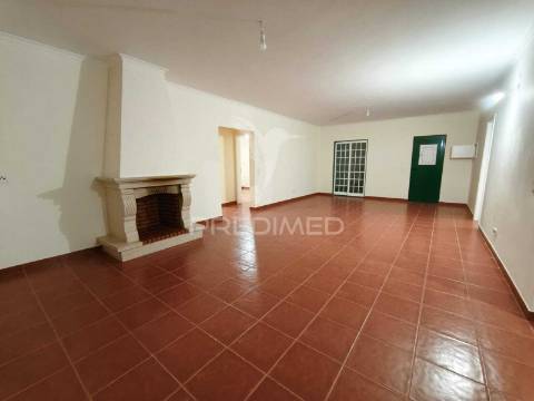 Moradia v3+2 c/ piscina e grande espaço exterior