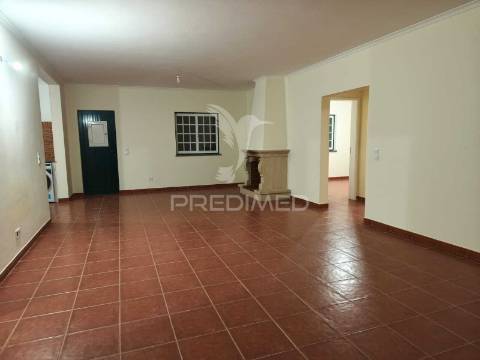 Moradia v3+2 c/ piscina e grande espaço exterior