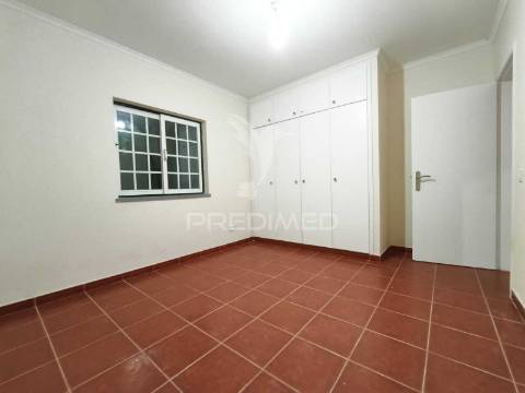 Moradia v3+2 c/ piscina e grande espaço exterior