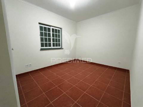 Moradia v3+2 c/ piscina e grande espaço exterior