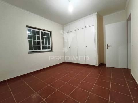 Moradia v3+2 c/ piscina e grande espaço exterior