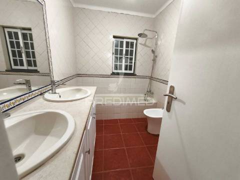 Moradia v3+2 c/ piscina e grande espaço exterior