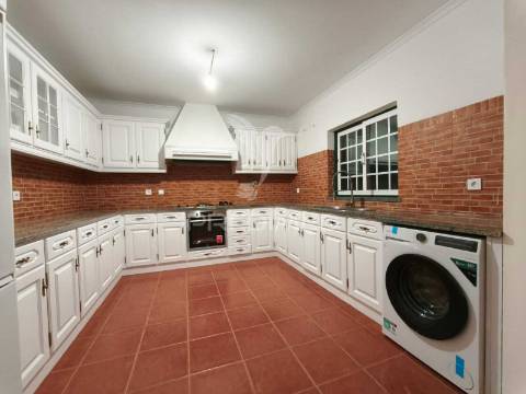 Moradia v3+2 c/ piscina e grande espaço exterior