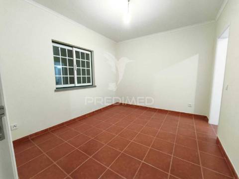 Moradia v3+2 c/ piscina e grande espaço exterior