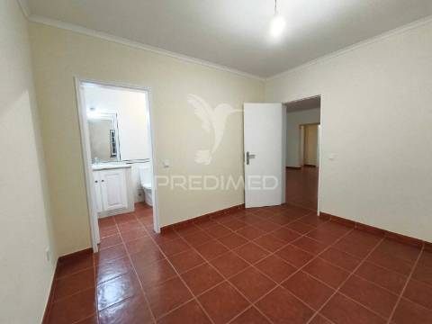 Moradia v3+2 c/ piscina e grande espaço exterior