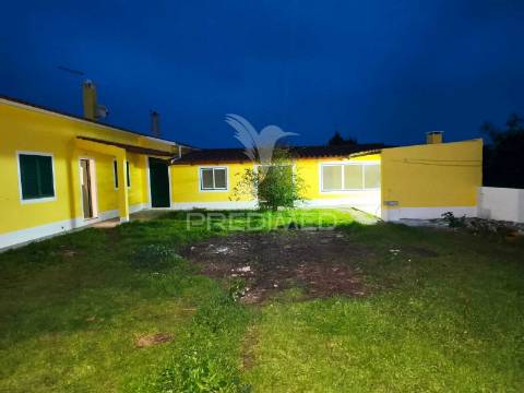 Moradia v3+2 c/ piscina e grande espaço exterior