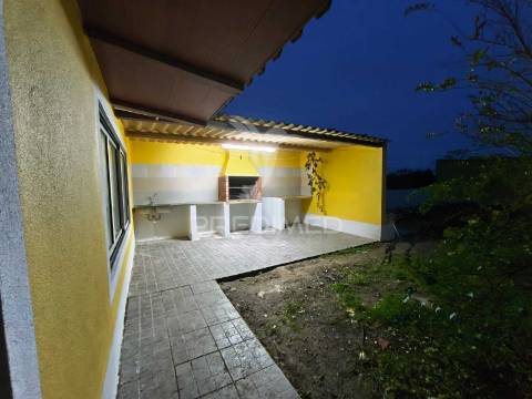 Moradia v3+2 c/ piscina e grande espaço exterior