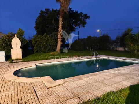 Moradia v3+2 c/ piscina e grande espaço exterior