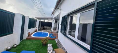 Moradia t2 convertido em t1 com garagem na carregueira-pinhal novo