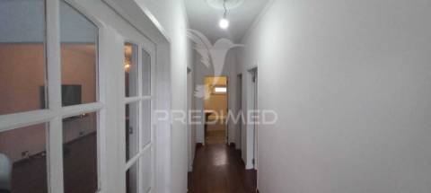 Moradia t2 convertido em t1 com garagem na carregueira-pinhal novo