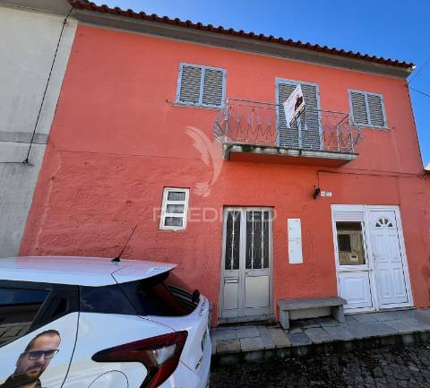 Moradia t4 em chãs , v.n. foz coa