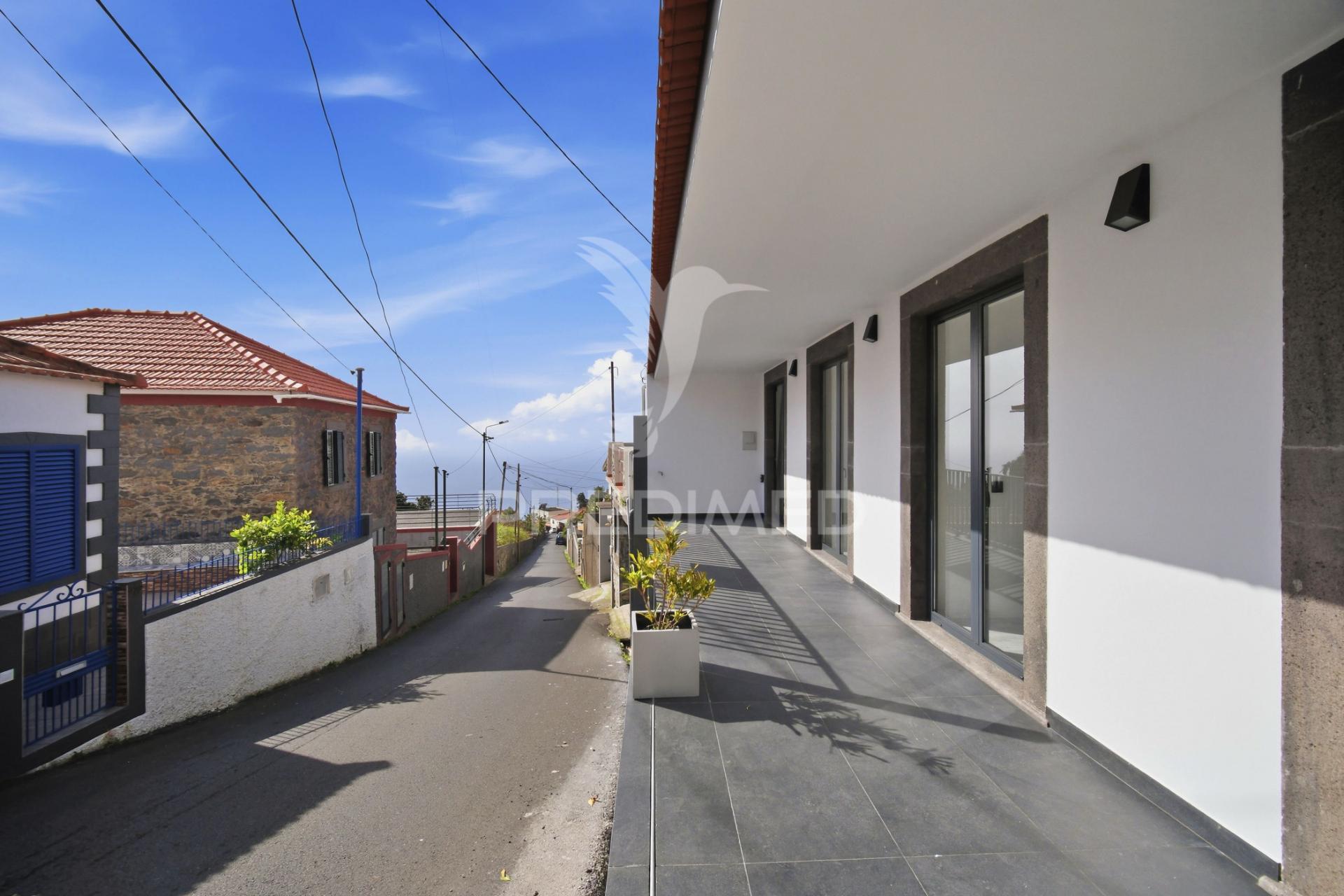 Moradia renovada com sótão e garagem na zona premium da boa nova – funchal