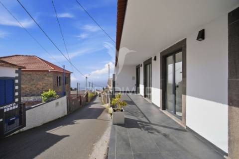 Moradia renovada com sótão e garagem na zona premium da boa nova – funchal