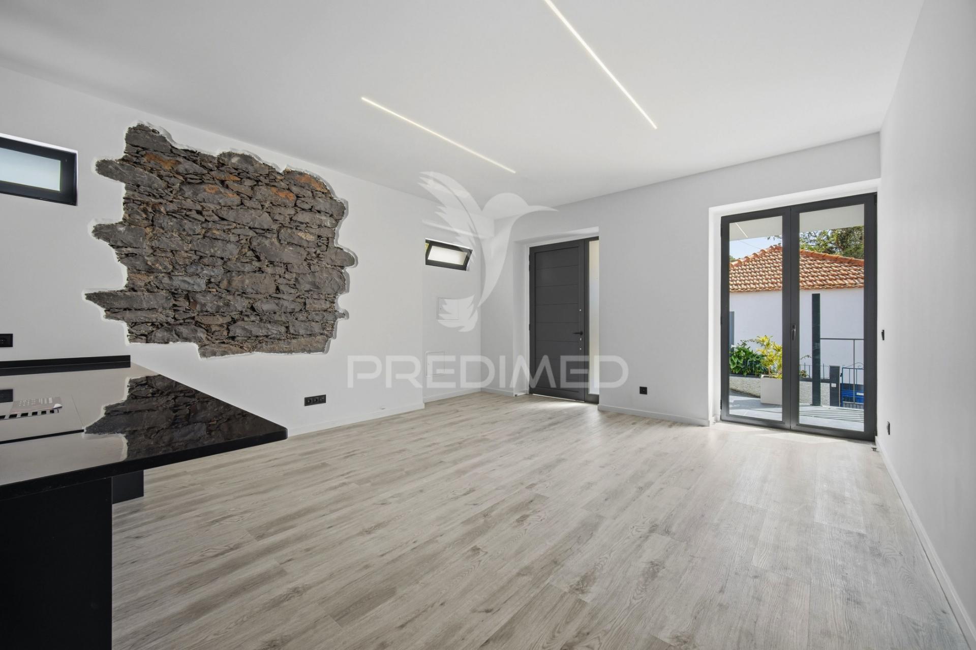 Moradia renovada com sótão e garagem na zona premium da boa nova – funchal