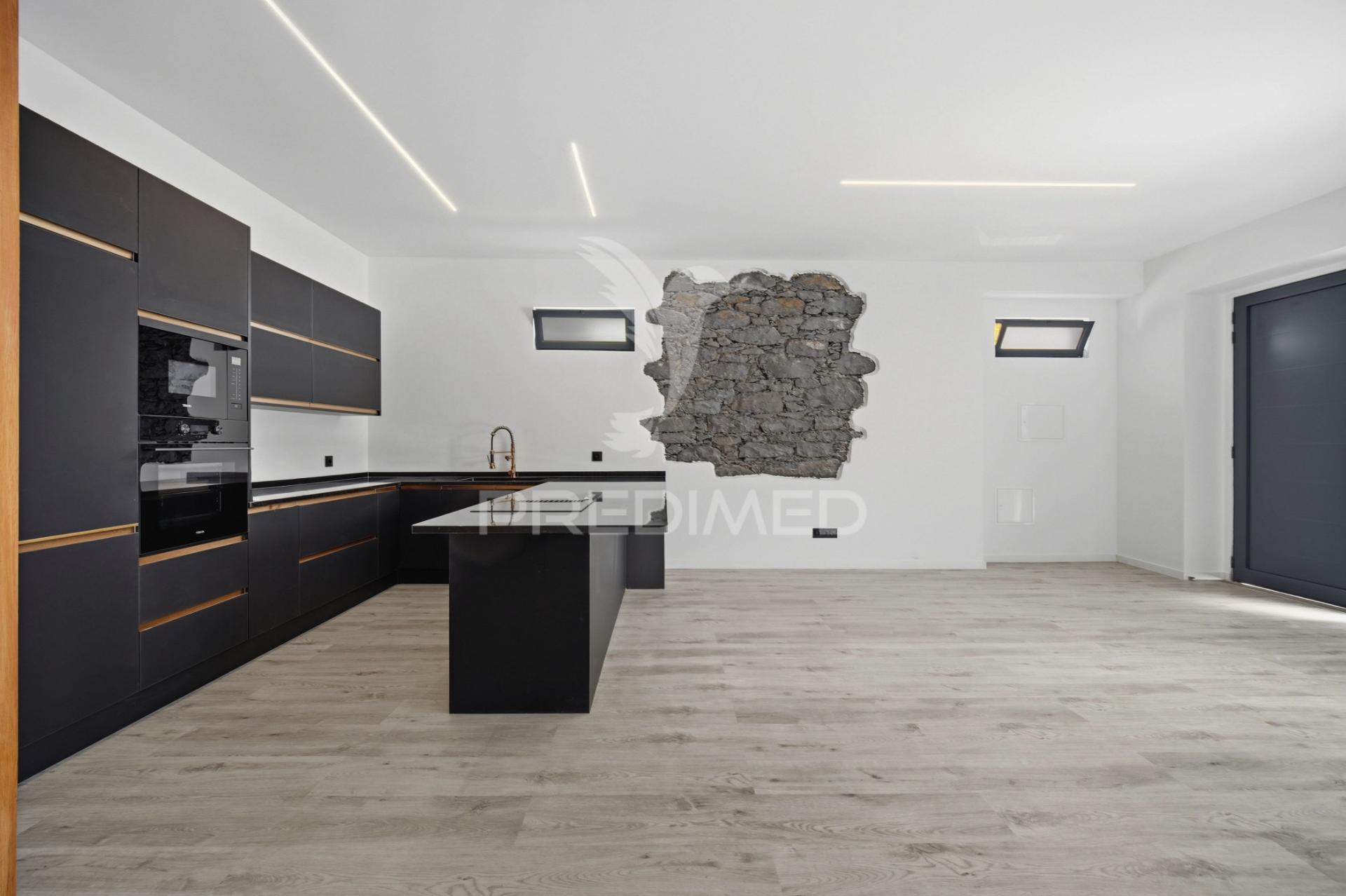 Moradia renovada com sótão e garagem na zona premium da boa nova – funchal