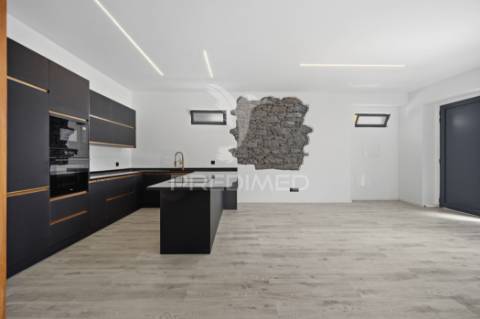 Moradia renovada com sótão e garagem na zona premium da boa nova – funchal