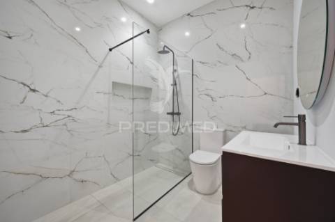 Moradia renovada com sótão e garagem na zona premium da boa nova – funchal