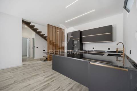 Moradia renovada com sótão e garagem na zona premium da boa nova – funchal