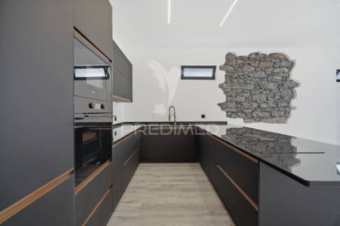 Moradia renovada com sótão e garagem na zona premium da boa nova – funchal