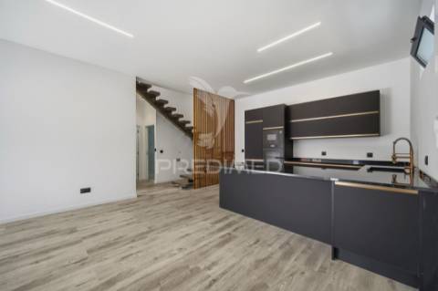 Moradia renovada com sótão e garagem na zona premium da boa nova – funchal