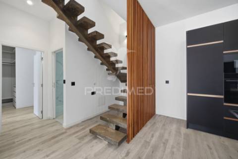 Moradia renovada com sótão e garagem na zona premium da boa nova – funchal