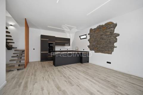 Moradia renovada com sótão e garagem na zona premium da boa nova – funchal