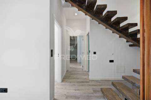 Moradia renovada com sótão e garagem na zona premium da boa nova – funchal