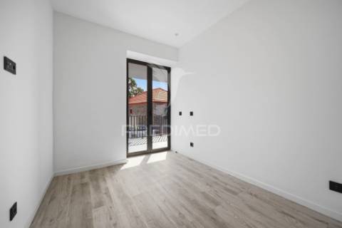 Moradia renovada com sótão e garagem na zona premium da boa nova – funchal