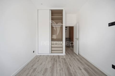 Moradia renovada com sótão e garagem na zona premium da boa nova – funchal